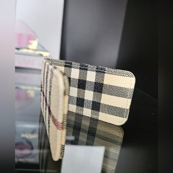 Magnetic Card/Bill Holder - Picture 2 of 5